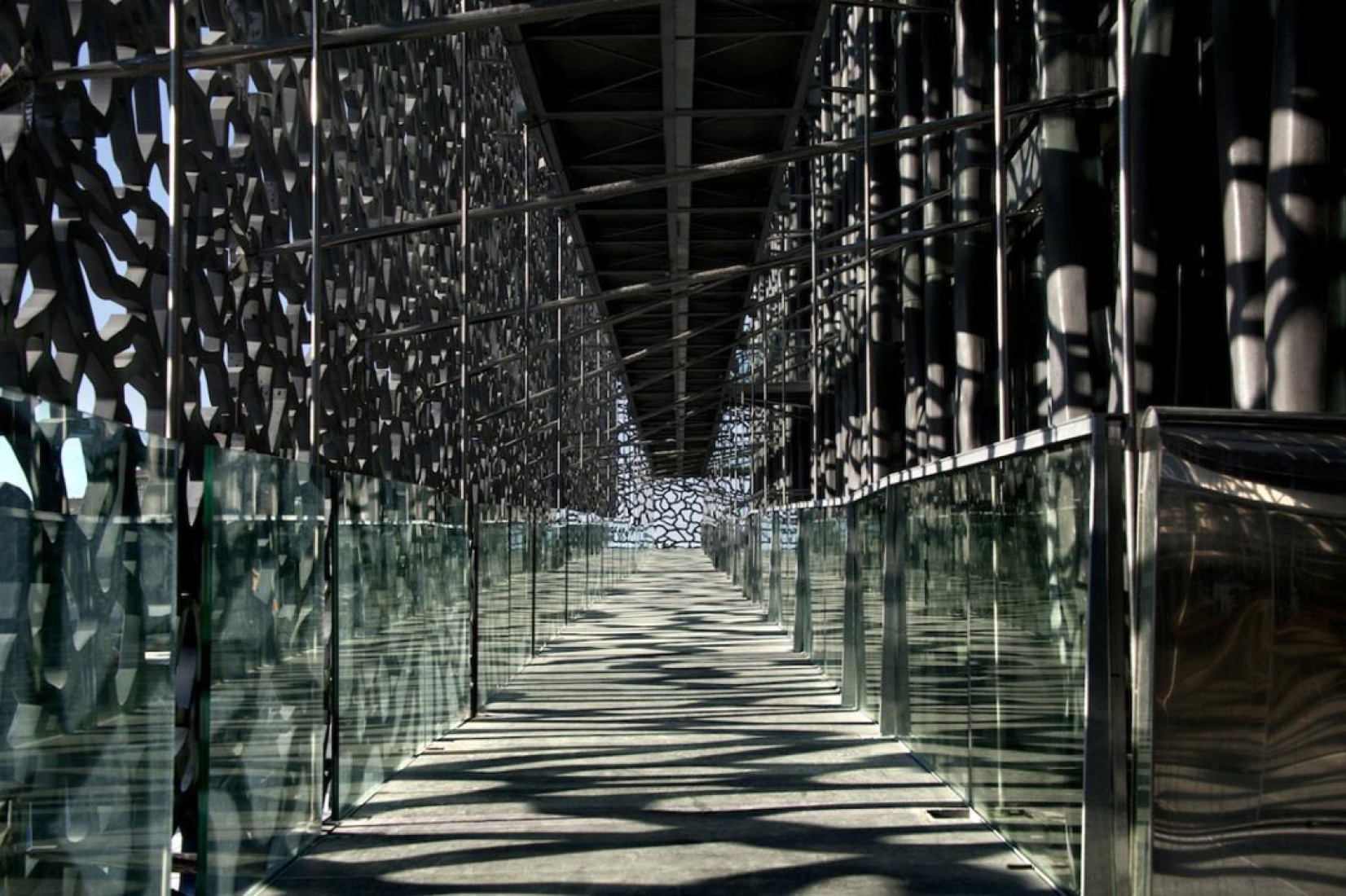 Interior. MuCem, by Rudy Ricciotti. Photography © Lisa Ricciotti. Click above to see larger image. Interior. MuCem, por Rudy Ricciotti. Fotografía © Lisa Ricciotti.