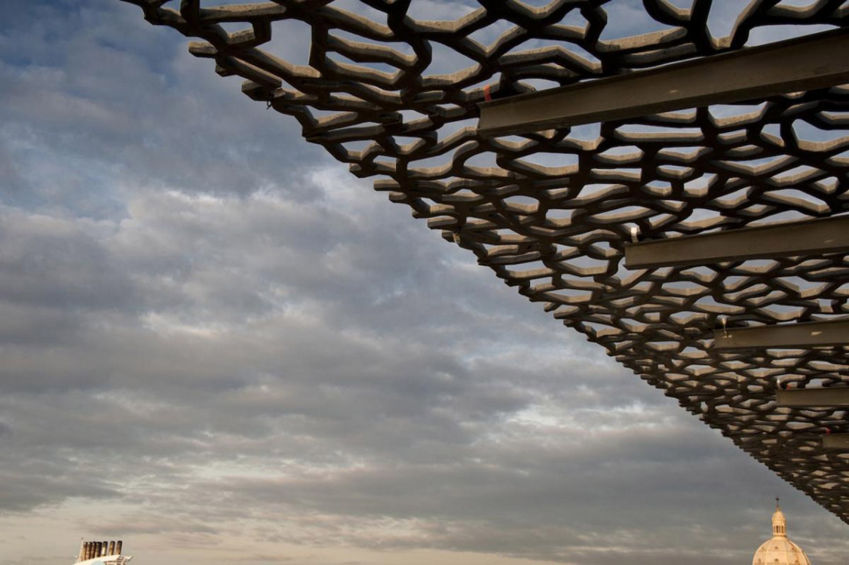 Cover Detail. Photography © Lisa Ricciotti. Click above to see larger image. Detalle de la cubierta. MuCem, por Rudy Ricciotti. Fotografía © Lisa Ricciotti.