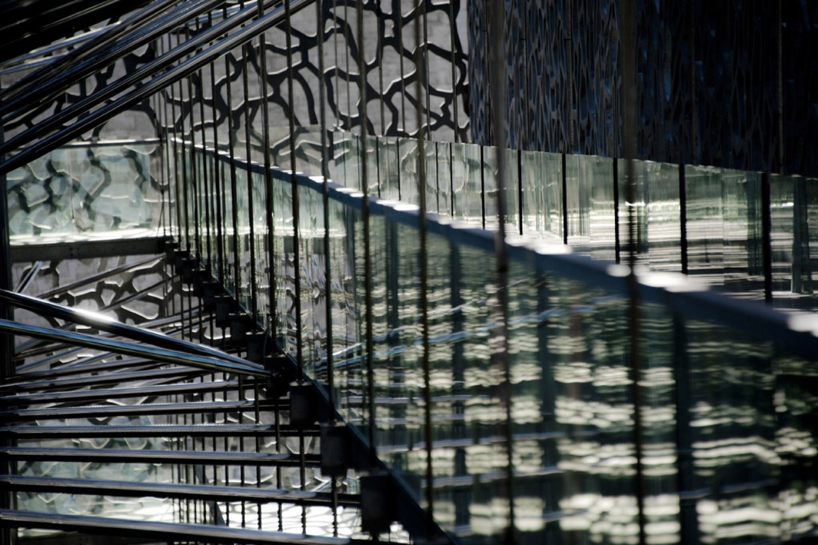 Interior gateway. MuCem, by Rudy Ricciotti. Photography © Lisa Ricciotti. Click above to see larger image. Pasarela interior. MuCem, por Rudy Ricciotti. Fotografía © Lisa Ricciotti.