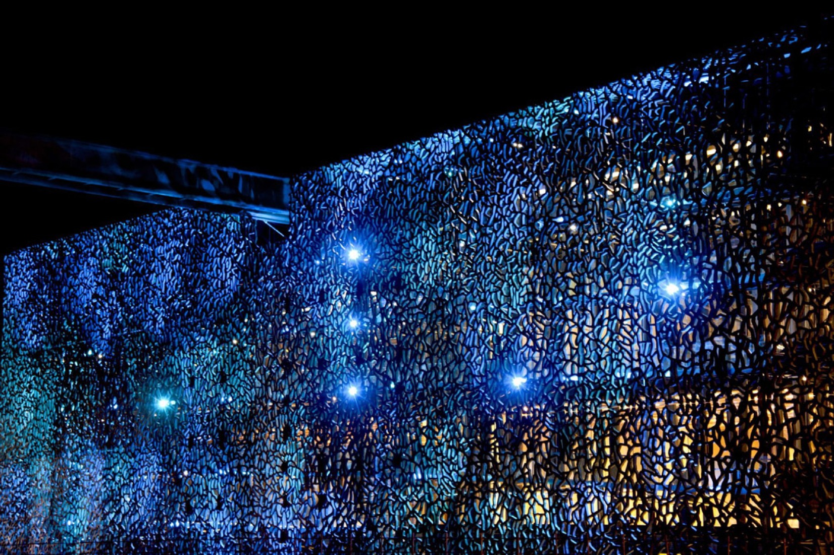 Detail of facade at night. MuCem, by Rudy Ricciotti. Photography © Lisa Ricciotti. Click above to see larger image. Detalle de fachada por la noche. MuCem, por Rudy Ricciotti. Fotografía © Lisa Ricciotti.