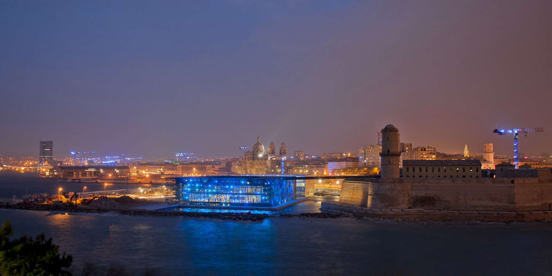 General night view. MuCem, by Rudy Ricciotti. Photography © Lisa Ricciotti. Click above to see larger image. Vista nocturna general. MuCem, por Rudy Ricciotti. Fotografía © Lisa Ricciotti.