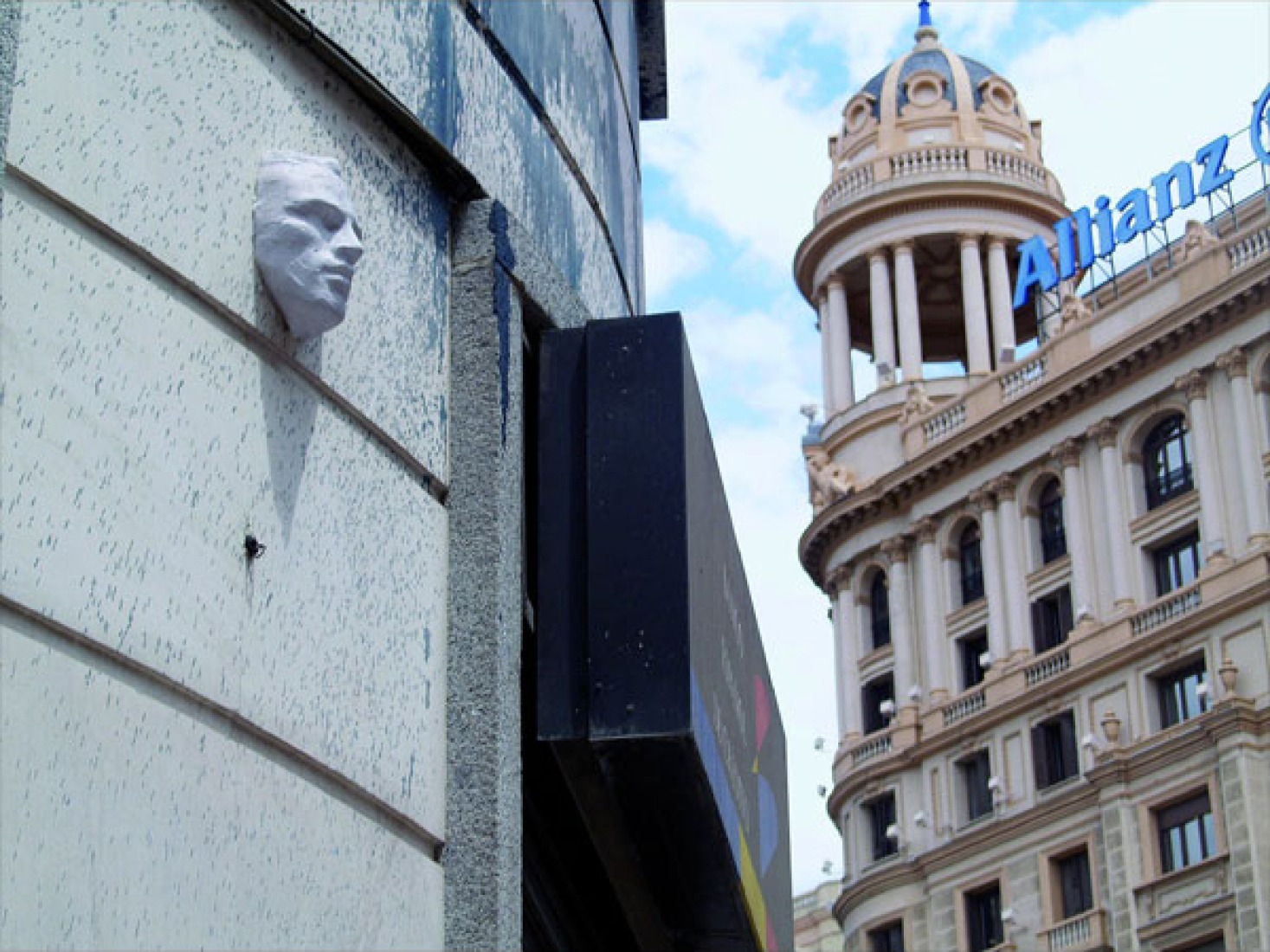 Relieves, by Dosjotas. Plaza del Callao, Madrid, 2007.