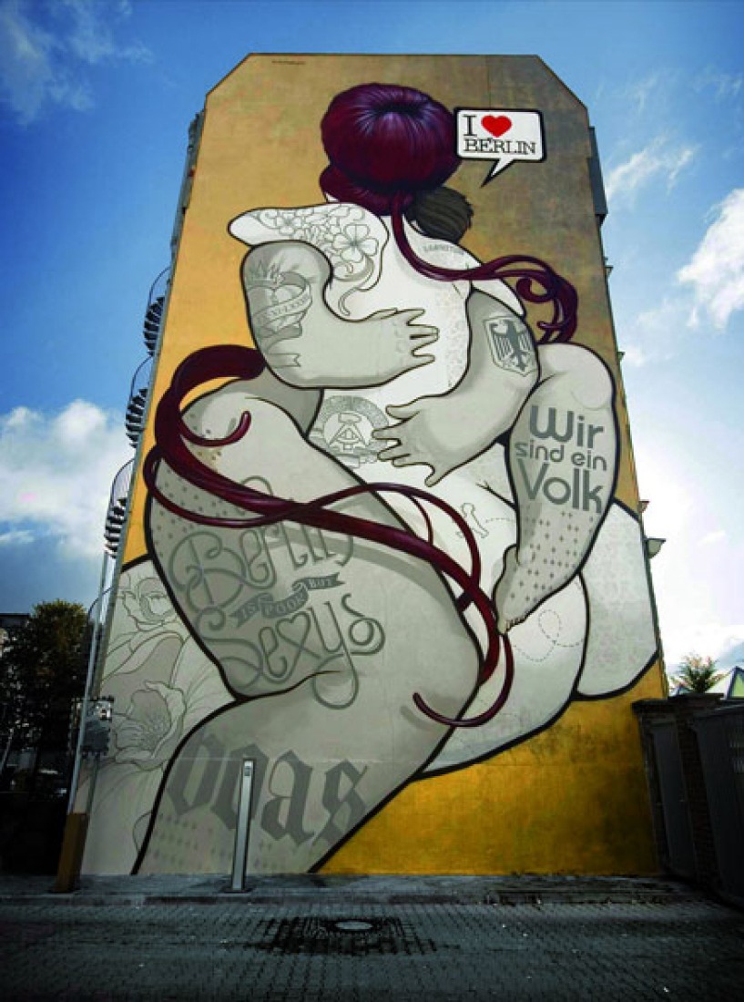 Die Umarmung, by BoaMistura. Berlín, 2009. Dos amantes tatuados, con símbolos del oeste uno, del este el otro, se funden en un abrazo. Homenaje al diálogo y entendimiento pintado frente a los restos del viejo muro en el 20° aniversario de la caída.