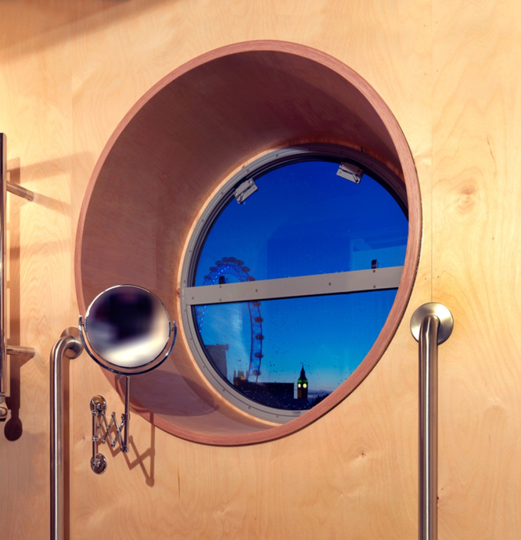 Detalles desde el interior de la ventana de ojo de buey. Fotografía © por Charles Hosea.