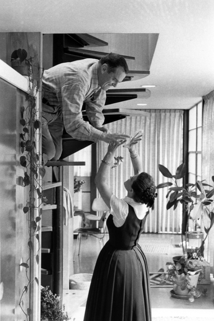 Charles y Ray Eames en su casa de California en 1970, según Jason Cohn y Bill Jersey en el documental "EAMES: The Architect and the Painter. © 2011 Eames Office, LLC.  