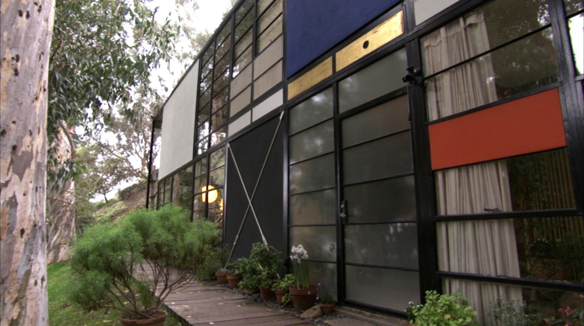 Casa de los Eames en Pacific Palisades, California, según Jason Cohn y Bill Jersey en el documental "EAMES: The Architect and the Painter. © 2011 Eames Office, LLC.  