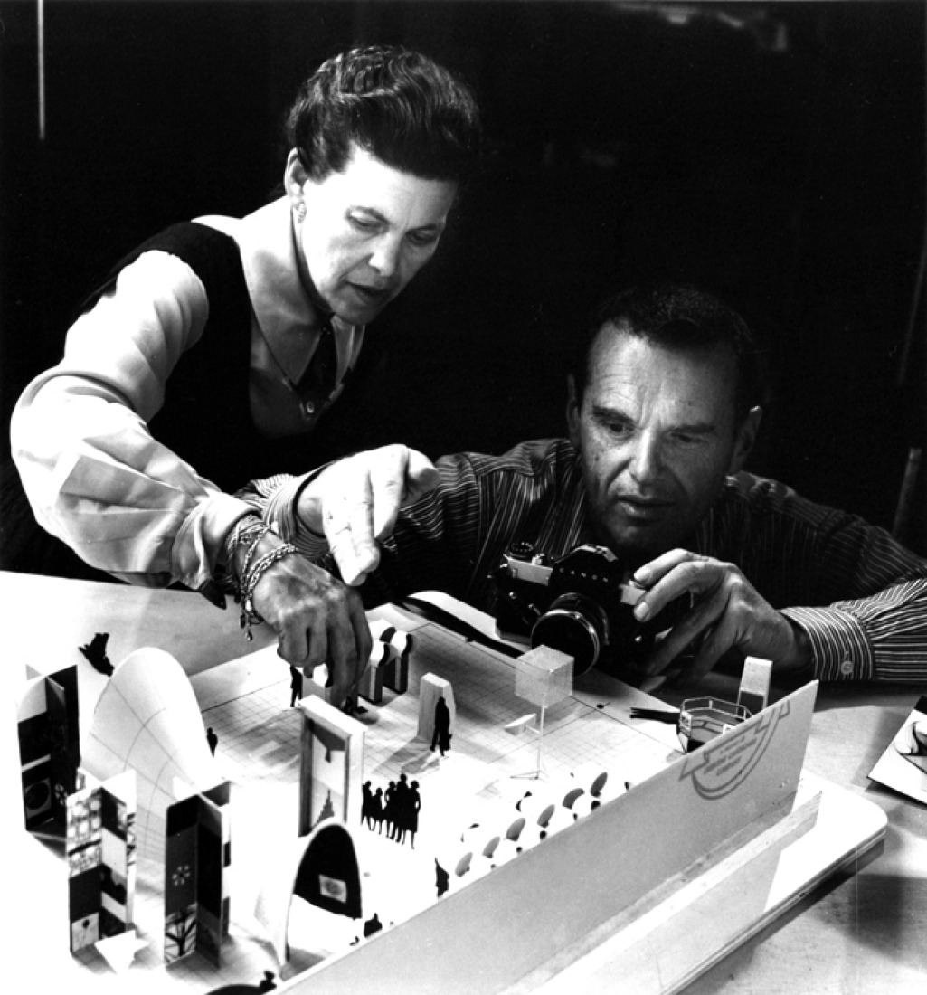 Charles y Ray Eames fotografiados con la maqueta inicial de la exposición "Mathematics: A World of Numbers… and Beyond", 1960, según Jason Cohn y Bill Jersey en el documental "EAMES: The Architect and the Painter. © 2011 Eames Office, LLC.  