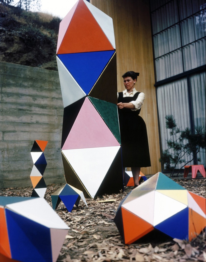 Ray Eames con la primera versión del prototipo The Toy que fue en triángulos de carton, en el exterior de la casa de los Eames, 1951, según Jason Cohn y Bill Jersey en el documental "EAMES: The Architect and the Painter. © 2011 Eames Office, LLC.  