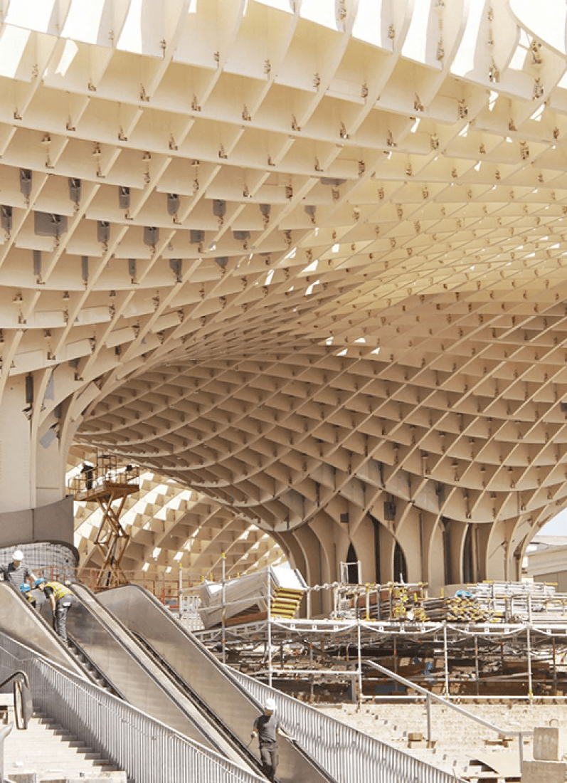 Realizado como una de las construcciones de madera unidas más grandes e innovadoras con un revestimiento de poliuretano, las sombrillas crecen fuera del sitio de excavación arqueológica en un hito contemporáneo.