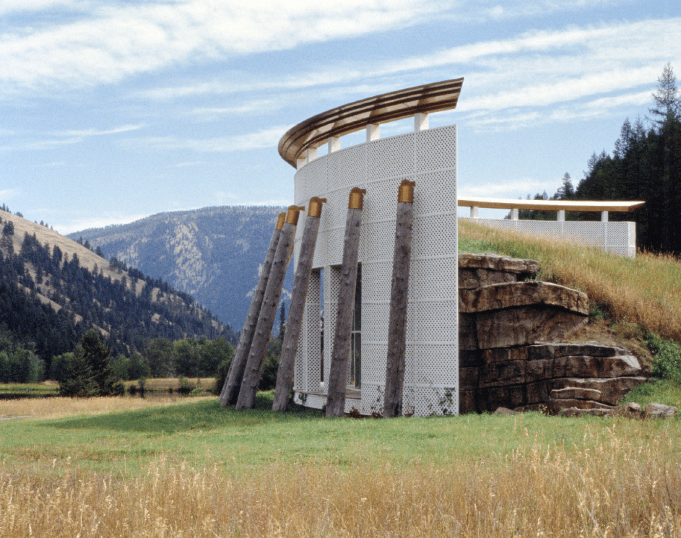 Vista lateral del museo Private Estate, Montana, Estados Unidos, 1990. Emilio Ambasz. Fotografía © Michele Alassio.