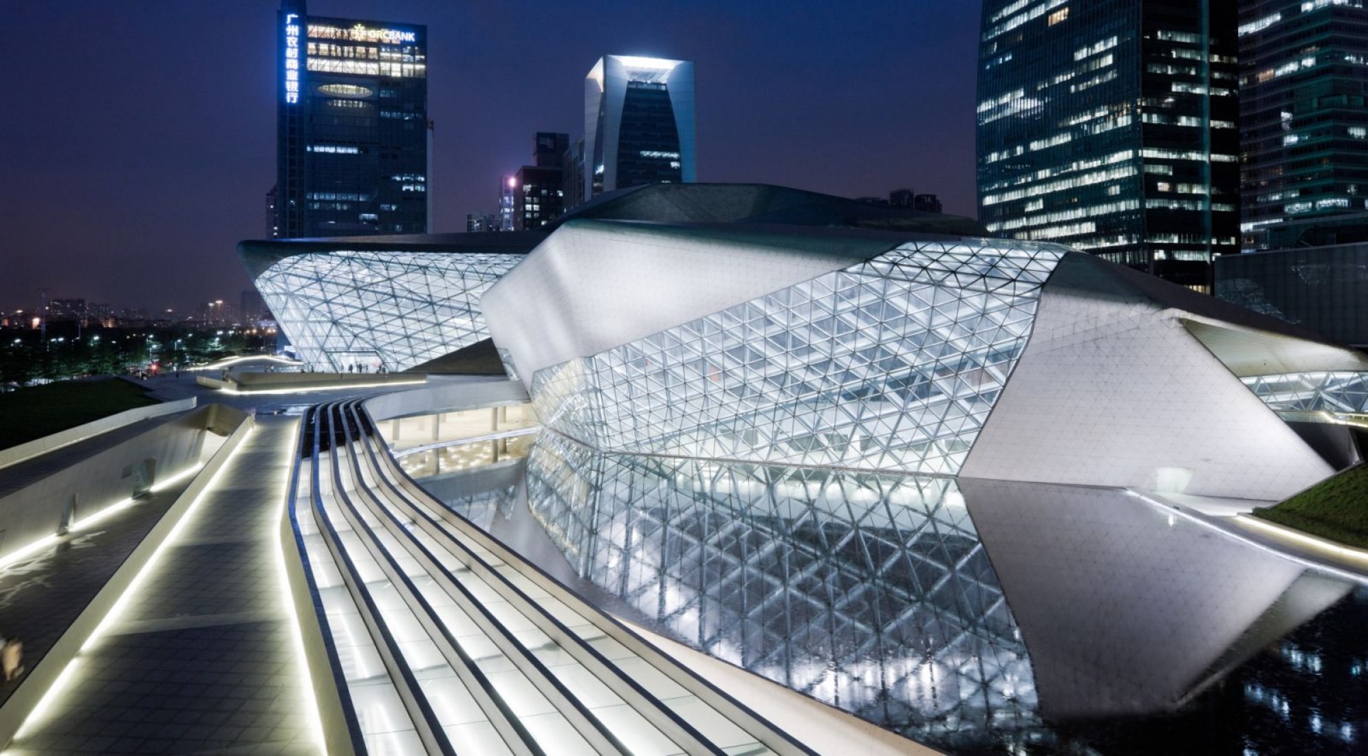 Opera House, Guangzhou, China por Zaha Hadid. Fotografía © Iwan Baan.