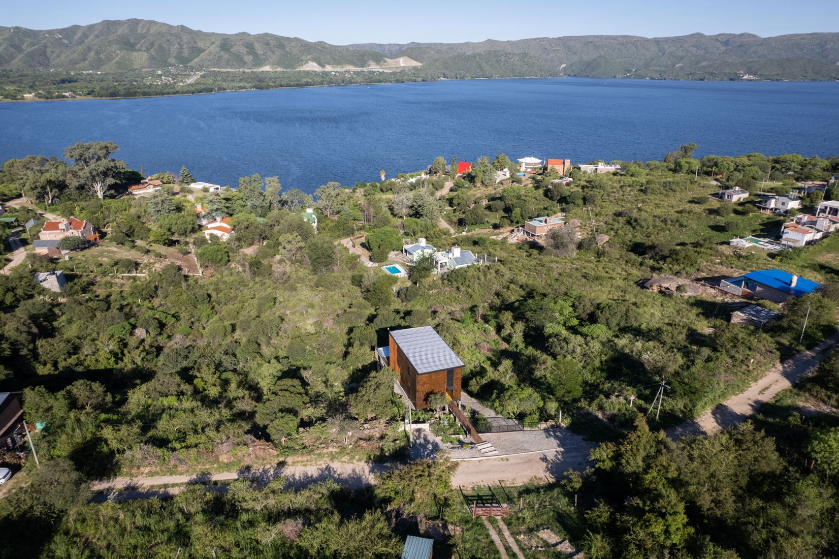 Siquiman Lodge por Pablo Senmartin Arquitectos. Fotografía por Gonzalo Viramonte.