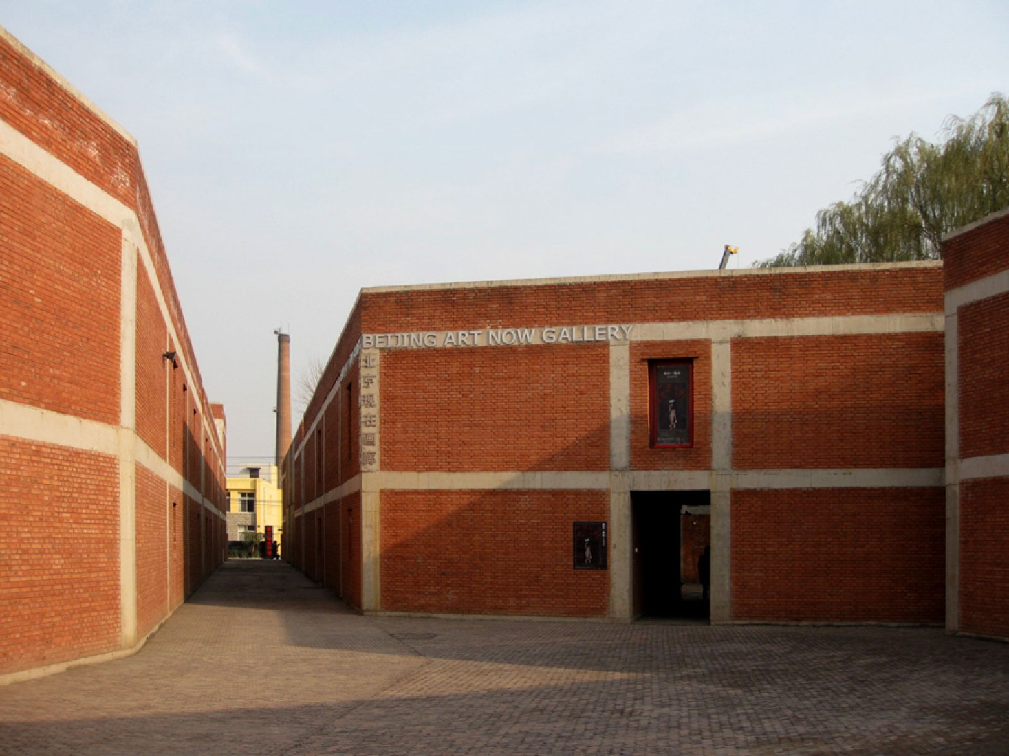 Talleres de artistas. Patios de Ladrillo Rojo, Barrio de Caochangdi, Pekín. Por Fake Design, Ai Weiwei