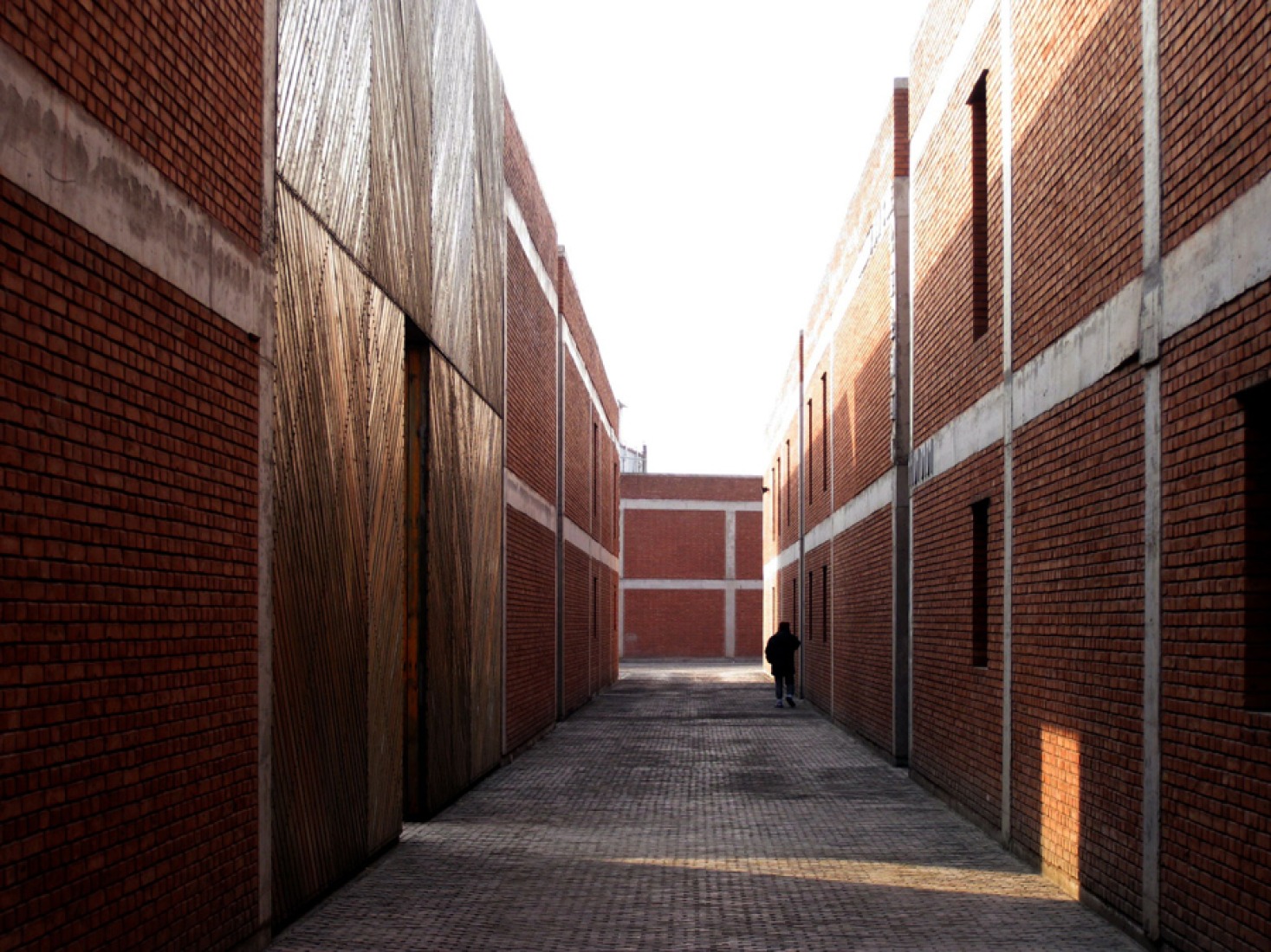 Talleres de artistas. Patios de Ladrillo Rojo, Barrio de Caochangdi, Pekín. Por Fake Design, Ai Weiwei