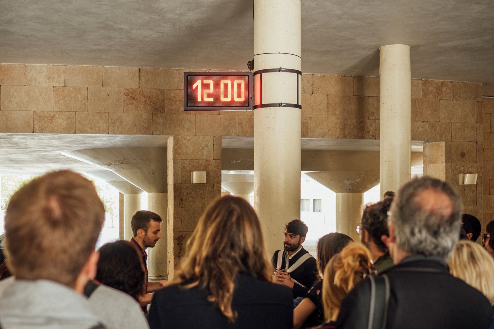 Reloj por David Bestué. Bajos del Ayuntamiento de Logroño. Concéntrico 04. Fotografía por Peninsula Fotógrafo. Imagen cortesía de Concéntrico