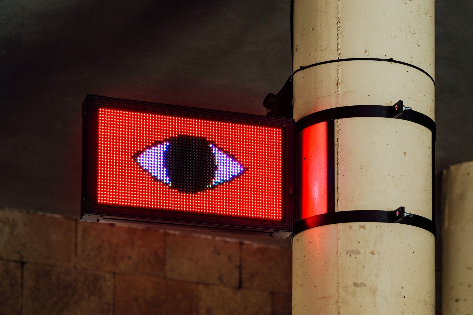 Reloj por David Bestué. Bajos del Ayuntamiento de Logroño. Concéntrico 04. Fotografía por Peninsula Fotógrafo. Imagen cortesía de Concéntrico