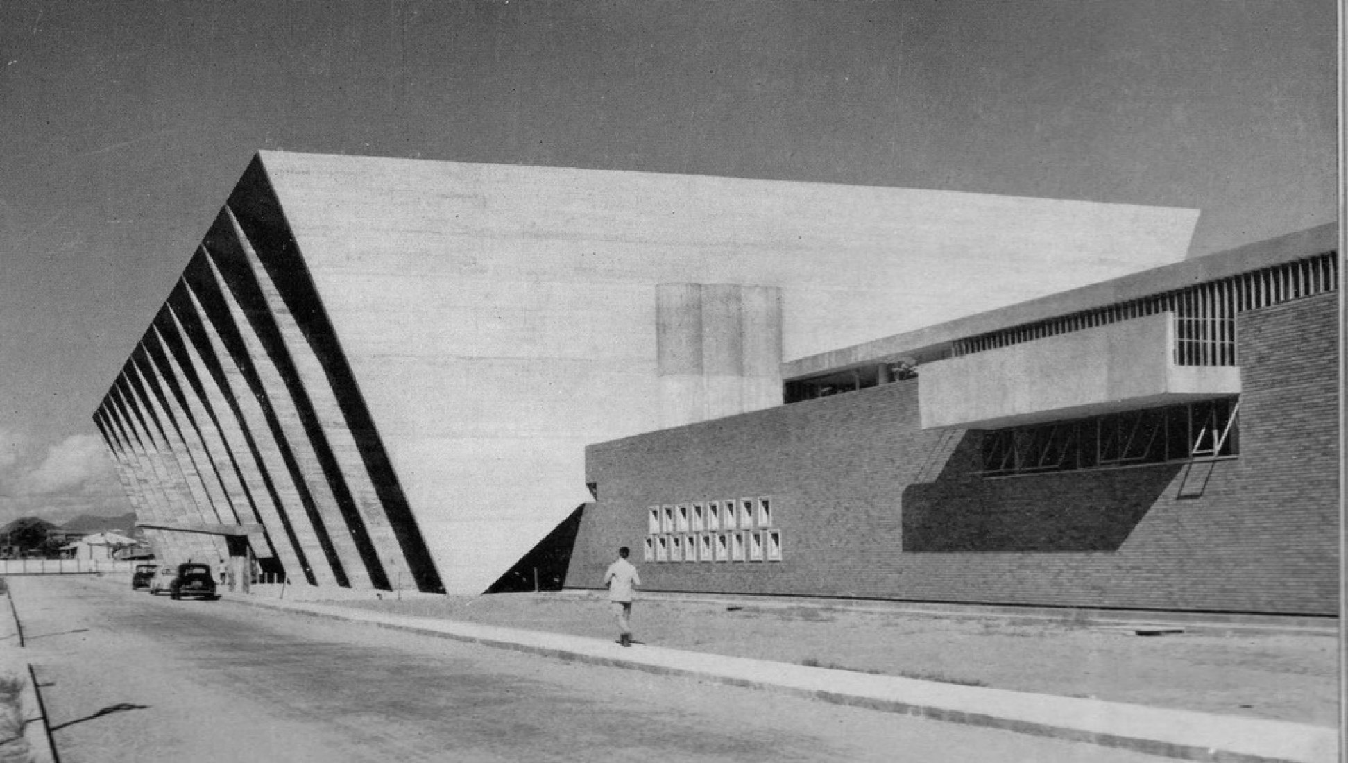 Museo de Arte Moderno en construcción por Affonso Eduardo Reidy. Fotografía © Reto Halme