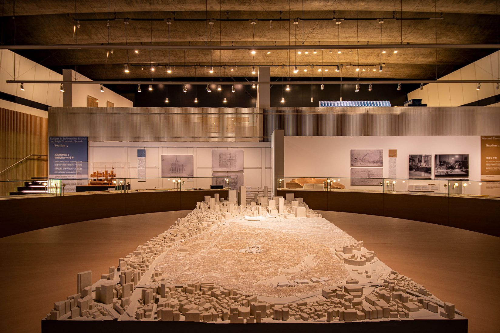 Vista de exposición. Tange Kenzo: Desde la preguerra hasta los Juegos Olímpicos y la Exposición Universal de 1938-1970. Fotografía cortesía de los Archivos Nacionales de Arquitectura Moderna. 