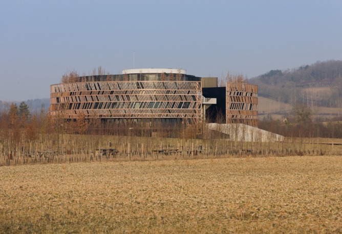 Alésia Museum and Archaeological Park by Bernard Tschumi. Photograph © Iwan Baan.