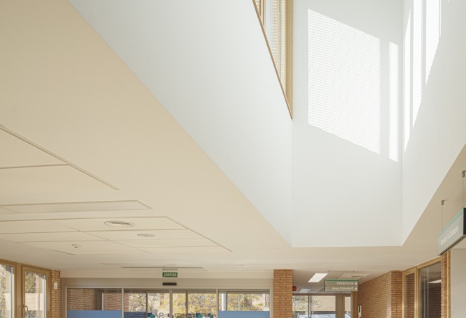 Can llong primary health care centre by Comas-Pont arquitectes. Photograph by Adrià Goula. Can llong primary health care centre by Comas-Pont arquitectes. Photograph by Adrià Goula.
