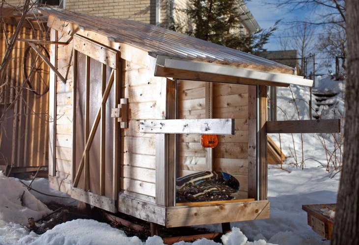 Tiny Yellow Houses Episode1, or a Tiny Homes for 140 euros. Photo by Erik Jacobs