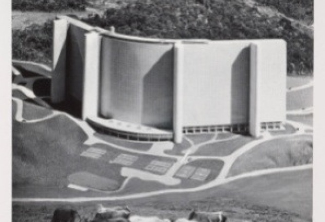 R. Landau, fotógrafo. Vistas de la maqueta para el Hotel Quitandinha y el Bloque de apartamentos en Petrópolis, Rio de Janeiro, Brasil, diseñado por Oscar Niemeyer, fotomontajes. 1950