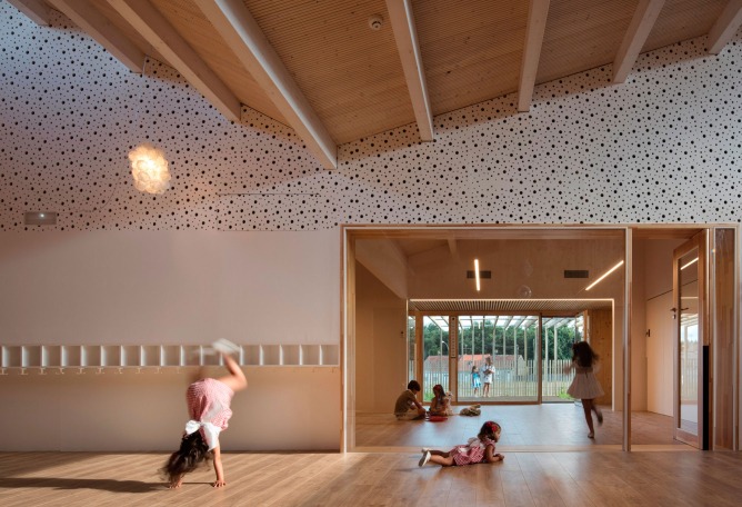 Escuela Infantil A Baiuca por abalo alonso arquitectos. Fotografía por Santos Diez / Bisimages.