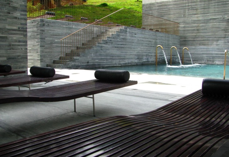 Outside view from inside. Thermae Vals by Peter Zumthor. Image courtesy of 7132.