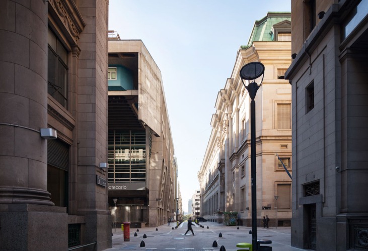 Exterior view. Bank of London by Clorindo Testa and SEPRA. Photography ©Federico Cairoli.