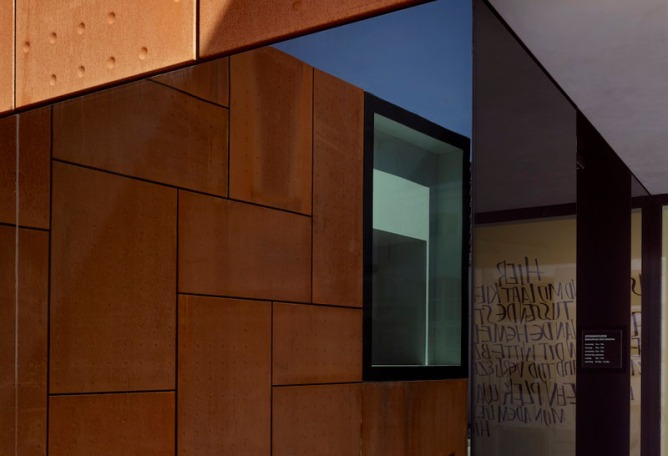 Exterior night view. City library in Bruges by Studio Farris. Photography by Lumecore/Toon Grobet. 