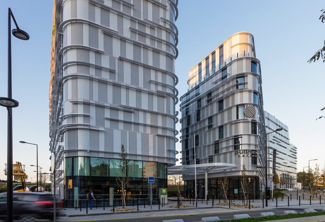 Vista exterior. Hoteles Accor por Arte Charpentier Architects. Fotografía por Christophe Valtin.