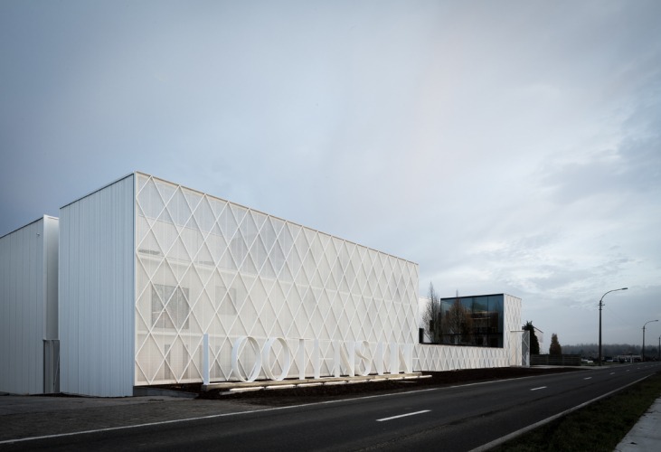 Outside view. Office LL by Caan Architecten. Photograph © Thomas De Bruyne – Cafeine.