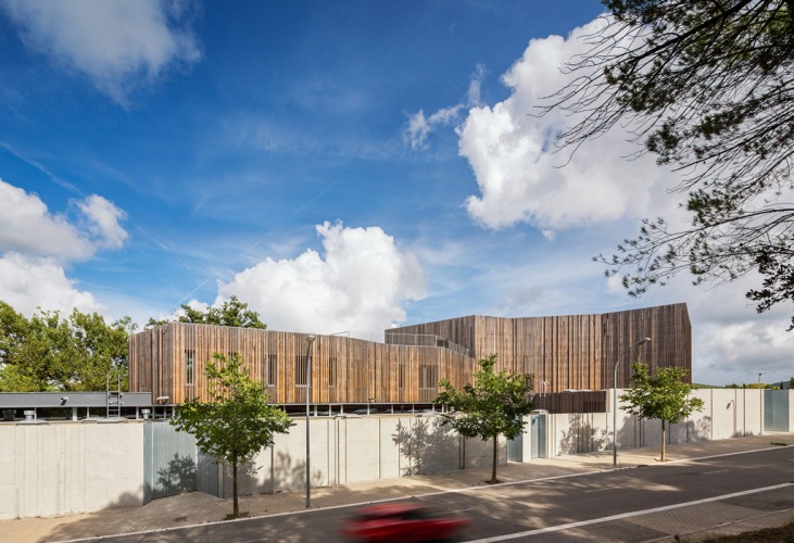 Outside view. Community centre 'El Roure' and library 'La Ginesta' by Calderon-Folch-Sarsanedas Arquitectes. Photograph © Pol Viladoms.