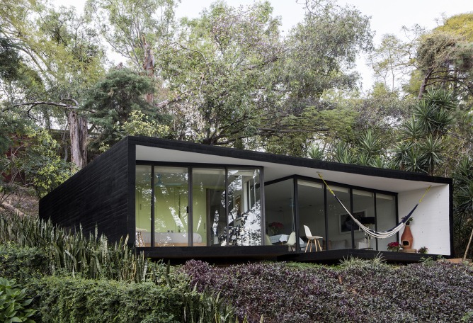 Exterior view. Tepoztlán Lounge by Cadaval & Solà-Morales. Photography © Diego Berruecos.