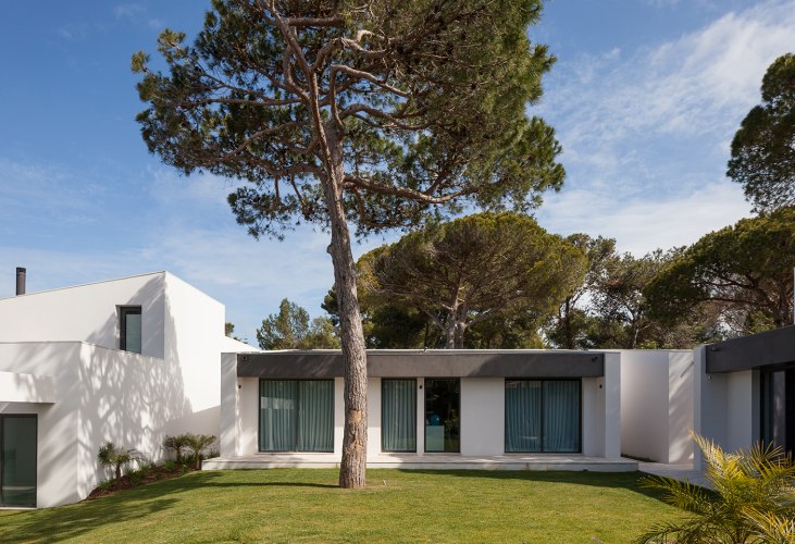 Exterior view. P272 House by Fragmentos de Arquitectura. Photography by Francisco Nogueira.