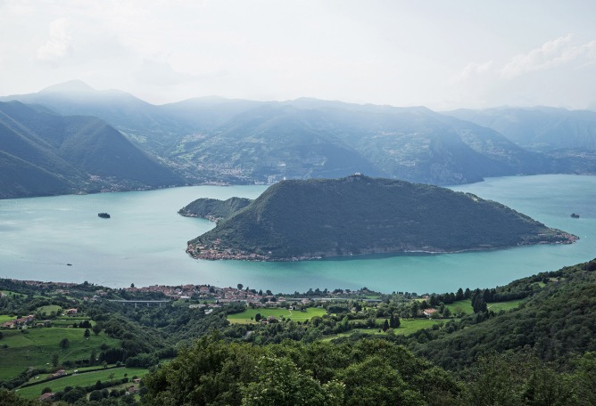 Lake Iseo with the town of Sulzano in the foreground, the island of Monte Isola on the right and the island of San Paolo on the left. Image © Wolfgang Volz.