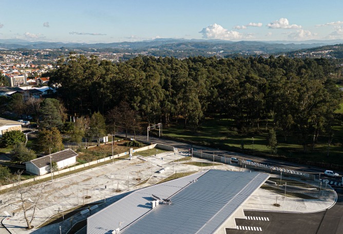 Interface de Transportes Lourosa-Fiães by Atelier d’Arquitectura Lopes da Costa. Photograph by Ivo Tavares Studio.