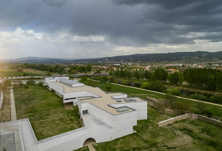 Vista exterior. Museo de Arte Contemporáneo Nadir Afonso por Álvaro Siza. Fotografía cortesía de FG+SG © Fernando Guerra.