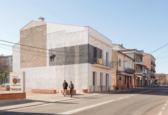 Vista exterior de la medianera. Carnicería Germans Soler por Pau Sarquella. Fotografía © Joan Guillamat y Pau Sarquella. 