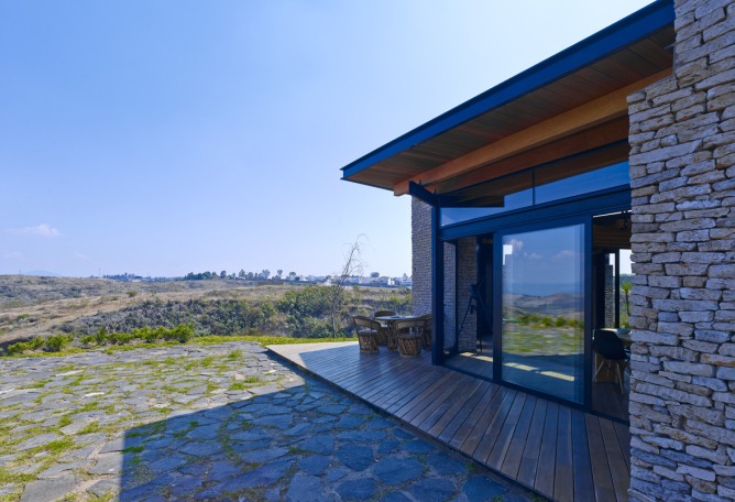 Outside view. Pavillion in Río Blanco by Carme Pinós. Photograph © Jordi Bernardó. 