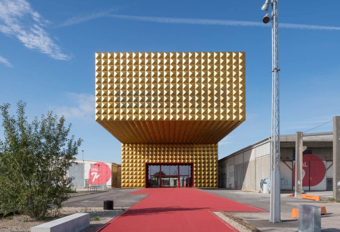 Vista exterior de la entrada. Nuevo Museo de música Rock por COBE y MVRDV. Fotografía © Ossip.