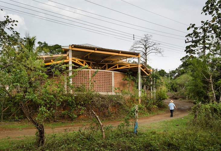 Exterior view. Community centre of El Rodeo de Mora by Fournier Rojas Architects. Photography © Fernando Alda.