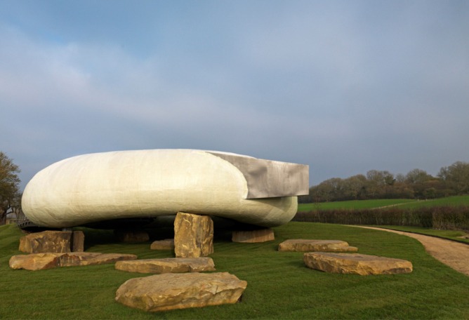 El Serpentine Pavilion 2014 de Smiljan Radić en Hauser & Wirth Somerset. Imagen cortesía de Hauser & Wirth Somerset.