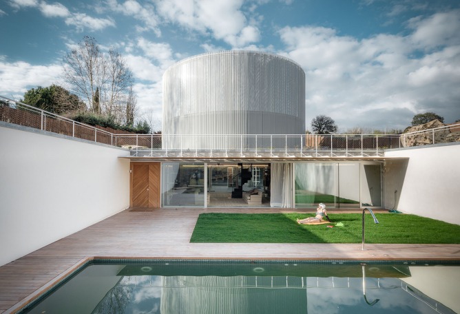 Exterior view pool. Toboggan House by Z4Z4. Photography courtesy of Imagen Subliminal © Miguel de Guzmán y Rocío Romero.