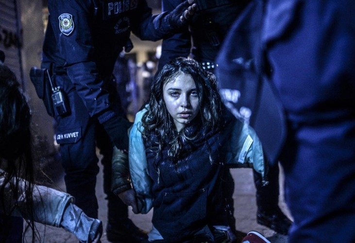 Istanbul Protest. Bulent Kilic. Spot News 2015. Primer premio individuales. Una joven fue herida durante los enfrentamientos entre la policía antidisturbios y los manifestantes después del funeral de Berkin Elvan, un niño de 15 años de edad murió a causa de las heridas sufridas durante las protestas antigubernamentales.