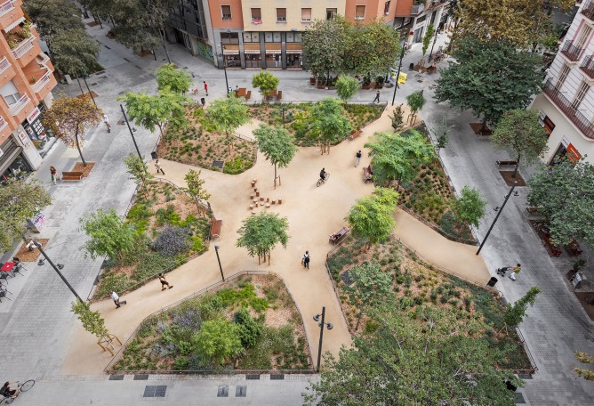 Plaza-Jardín Rocafort por 08014 Arquitectura. Fotografía por Pol Viladoms. Plaza-Jardín Rocafort por 08014 Arquitectura. Fotografía por Pol Viladoms.
