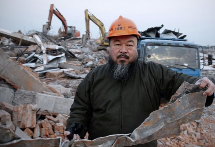 Ai Weiwei delante de su estudio derribado en Shanghai el martes.  Arte y política mezclado y aderezados con funcionarios. Fotografía AFP