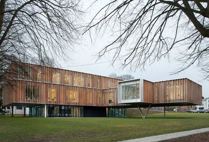 Outside vision. Town Hall, 94 Montigny le Tilleul by V+. Photography © Maxime Delvaux, 354 Photographers.  Outside vision. Town Hall, 94 Montigny le Tilleul by V+. Photography © Maxime Delvaux, 354 Photographers.