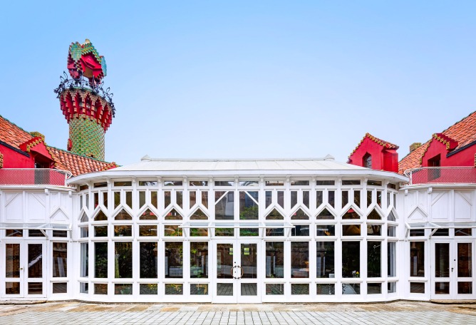 Greenhouse exterior view. The photographer David Cardelús offers us a special vision of El Capricho, by Antoni Gaudí. Photograph by David Cardelús