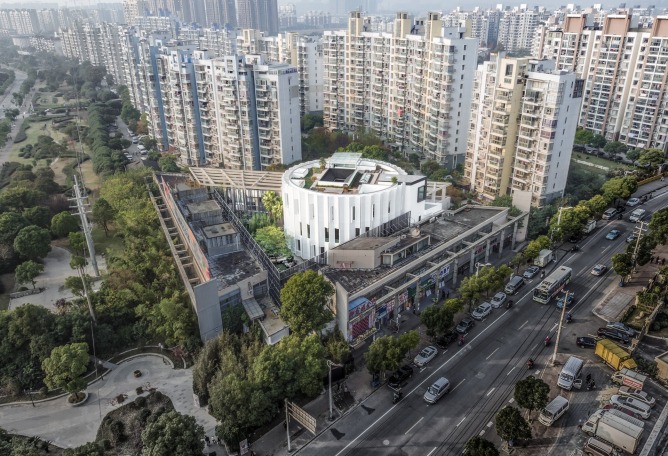 Vista con las viviendas de fondo. Eight tenths Garden por Wutopia Lab. Fotografía © CreatAR Vista con las viviendas de fondo. Eight tenths Garden por Wutopia Lab. Fotografía © CreatAR